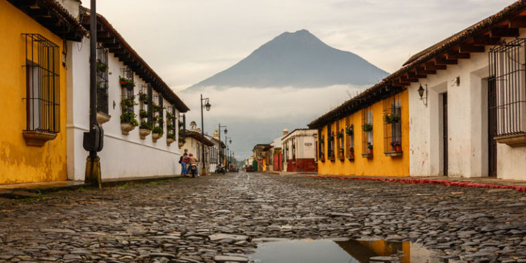 Las-calles-empedradas-de-Antigua-Guatemala